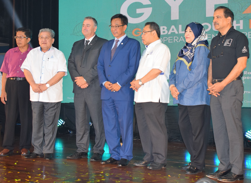 Ariel Guarco, el Sr. Iyer, el presidente de ANGKASA, el ministro de Juventud y Deportes de Sarawak y otros representantes gubernamentales en la ceremonia de apertura del GYF20 en Kuching (Sarawak, Malasia)